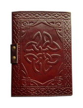 Carregar imagem no visualizador da galeria, Livro das Sombras em Couro, com Pentagrama com Lua Tripla e Ferragens de Latão