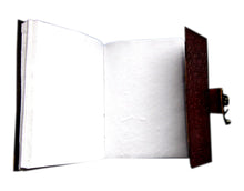 Load image into Gallery viewer, Livro das Sombras em Couro, com Pentagrama com Lua Tripla e Ferragens de Latão
